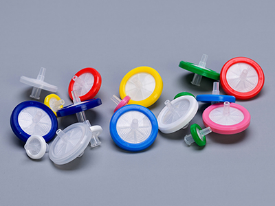 聚丙烯外壳带有颜色环，以区别不同材质过滤器